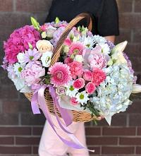 Цветочная композиция из Розы, Хризантемы, Пионы и Лизиантусы в корзине в Башмаково